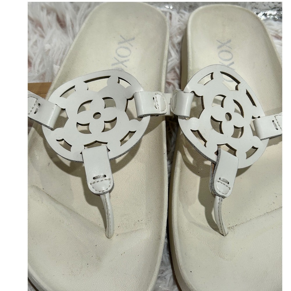 XOXO Thong Sandals Womens Size 8 White Medallion Cutout Flat Flip Flops - Picture 2 of 4